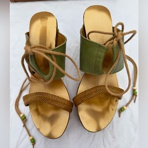 Free People sandal size 8.5/9 wood base & leather strap. Olive green & tan